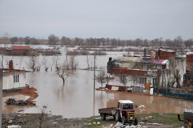 Bursa'da dere taştı tarım arazileri su altında kaldı