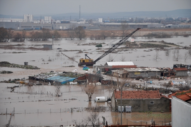 Bursa'da dere taştı tarım arazileri su altında kaldı