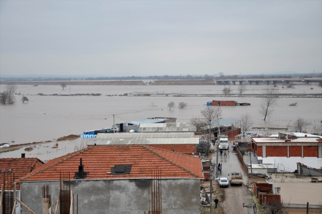 Bursa'da dere taştı tarım arazileri su altında kaldı
