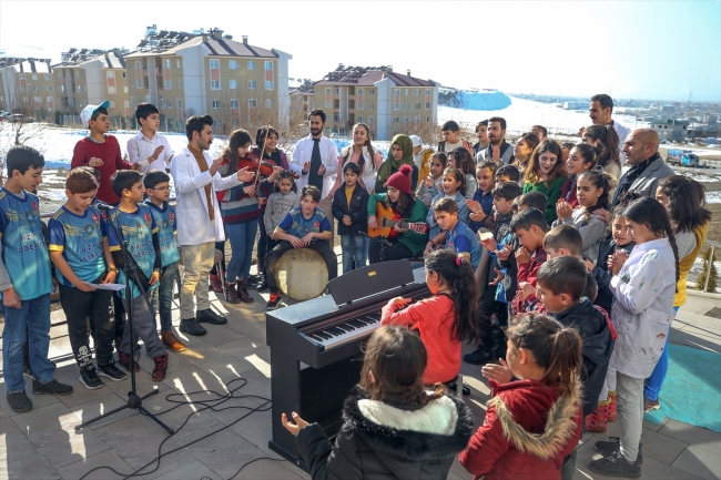 Van sokaklarında müzik sesi