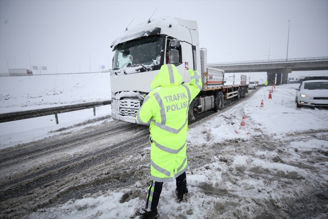 Kayseri ve Sivas'ta ulaşıma kar engeli