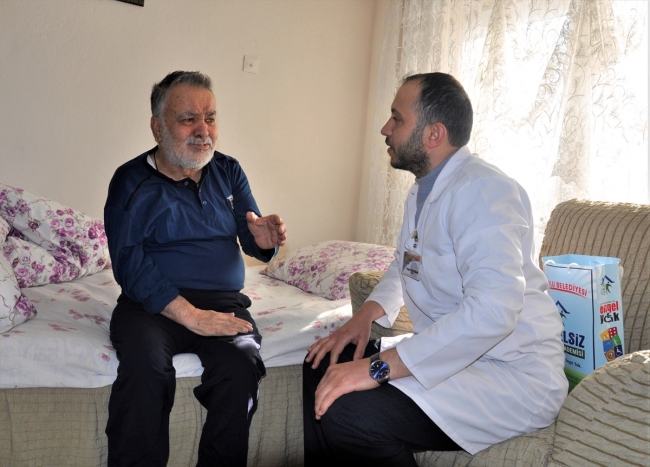 Hasta ve yaşlıları evlerinde tıraş ediyor