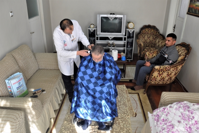 Hasta ve yaşlıları evlerinde tıraş ediyor