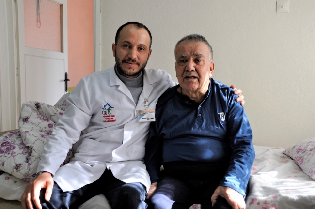 Hasta ve yaşlıları evlerinde tıraş ediyor