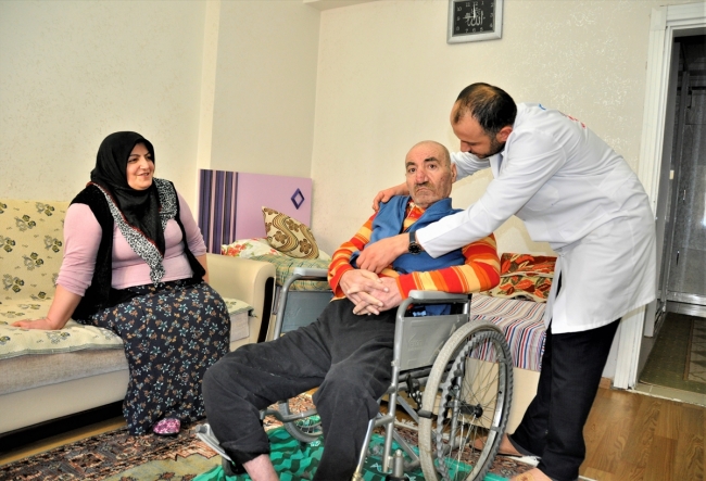 Hasta ve yaşlıları evlerinde tıraş ediyor