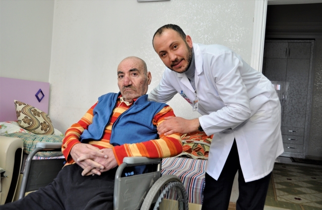 Hasta ve yaşlıları evlerinde tıraş ediyor