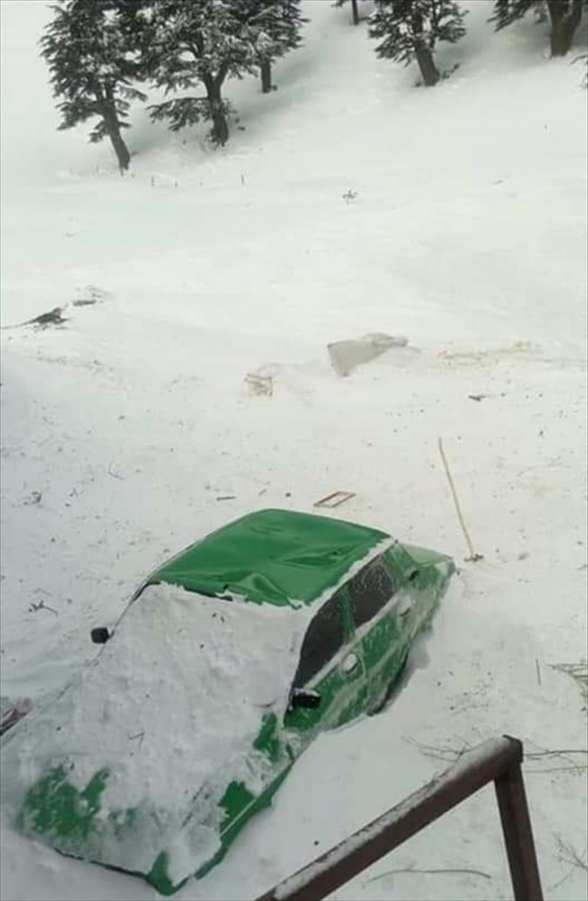 Cami ve 4 evin üzerine çığ düştü