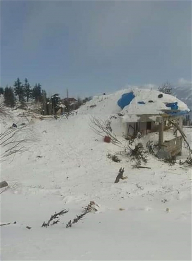 Cami ve 4 evin üzerine çığ düştü