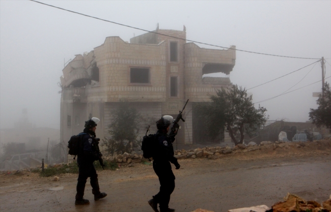 İsrail askerleri Filistinli tutuklunun evini patlattı