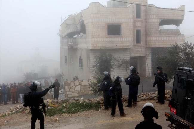 İsrail askerleri Filistinli tutuklunun evini patlattı