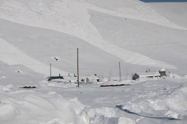Karlıova ilçe merkezine çığ düştü