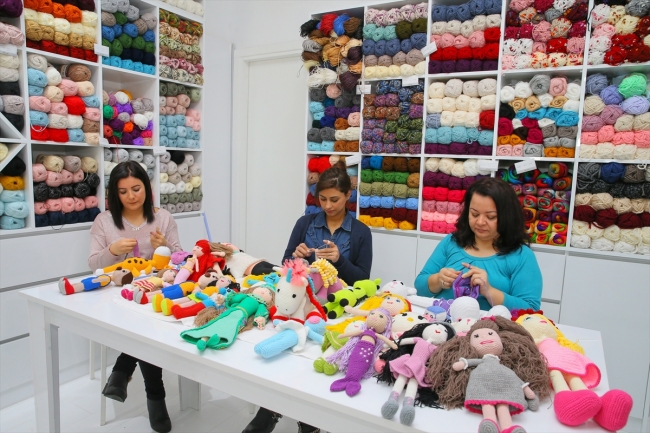 Kanser hastası çocuklar için organik iplerden oyuncak yapıyorlar