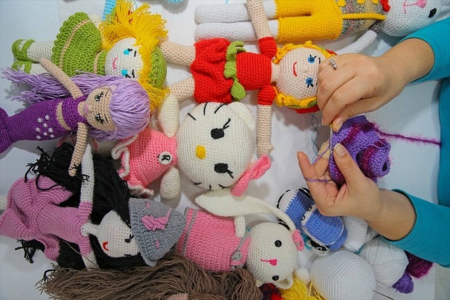 Kanser hastası çocuklar için organik iplerden oyuncak yapıyorlar