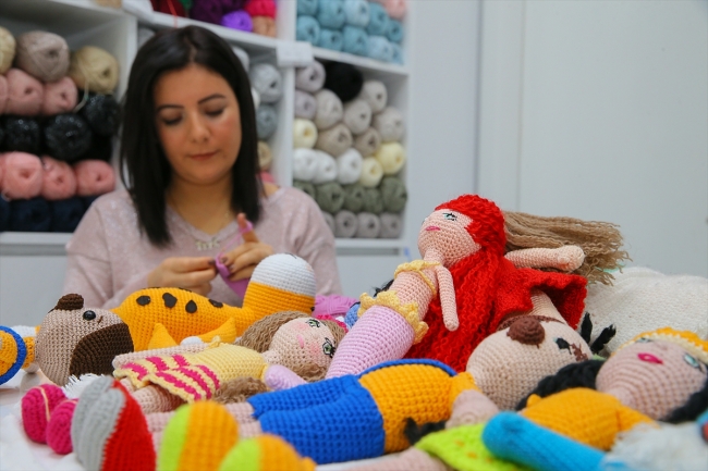 Kanser hastası çocuklar için organik iplerden oyuncak yapıyorlar