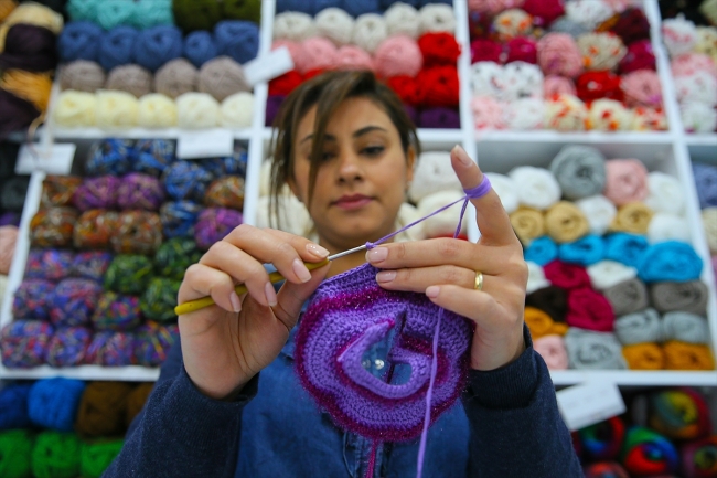 Kanser hastası çocuklar için organik iplerden oyuncak yapıyorlar