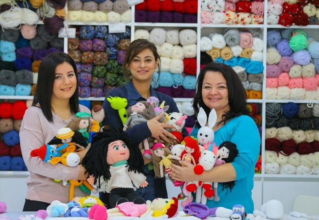 Kanser hastası çocuklar için organik iplerden oyuncak yapıyorlar