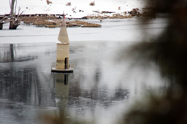 Su seviyesi düşen barajda cami minaresi ortaya çıktı
