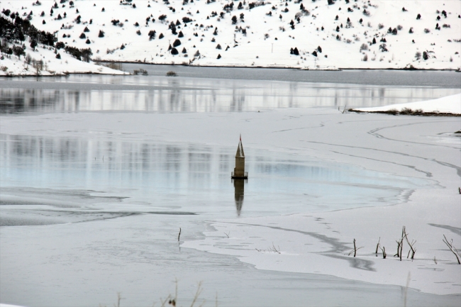 Su seviyesi düşen barajda cami minaresi ortaya çıktı