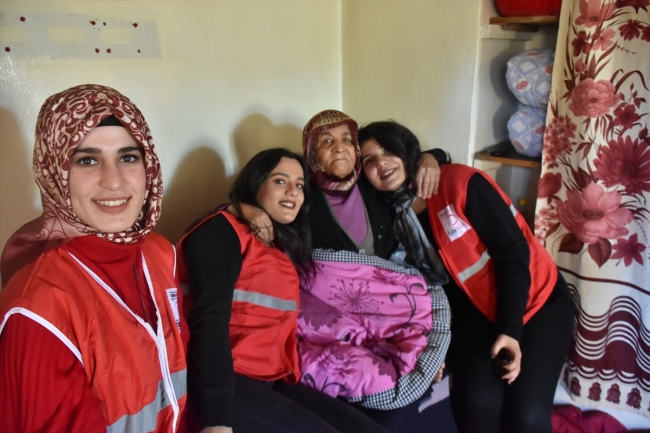 Uzaktaki köylerde gönül bağı kuruyorlar