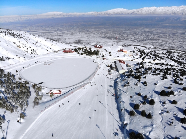 Ergan Dağı'nda paraşüt ve kayak bir arada