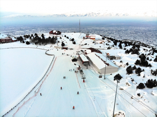 Ergan Dağı'nda paraşüt ve kayak bir arada