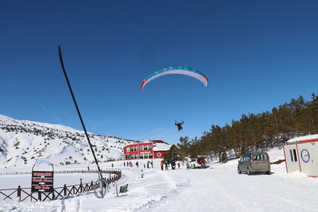 Ergan Dağı'nda paraşüt ve kayak bir arada