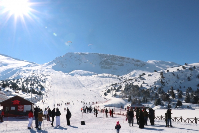 Ergan Dağı'nda paraşüt ve kayak bir arada