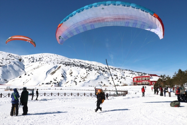 Ergan Dağı'nda paraşüt ve kayak bir arada