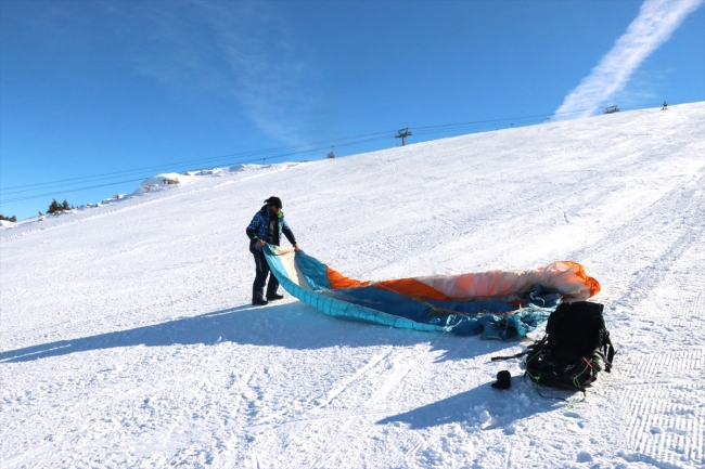 Ergan Dağı'nda paraşüt ve kayak bir arada