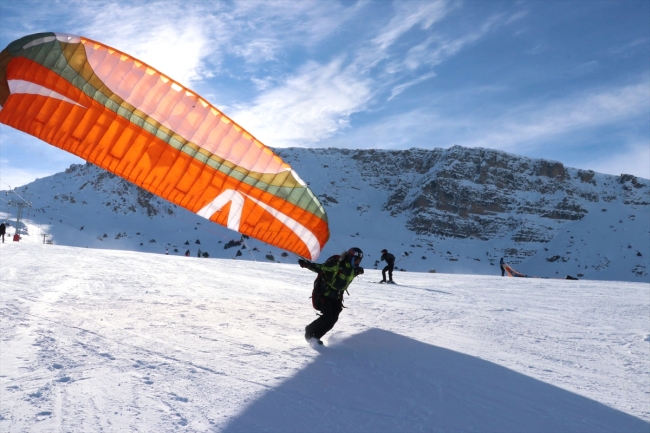 Ergan Dağı'nda paraşüt ve kayak bir arada