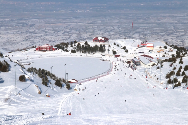 Ergan Dağı'nda paraşüt ve kayak bir arada