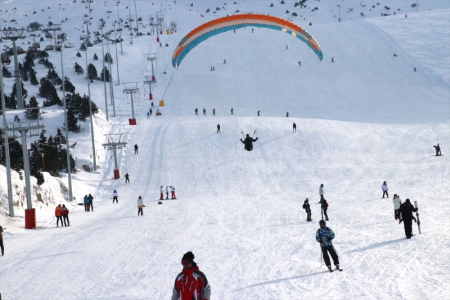 Ergan Dağı'nda paraşüt ve kayak bir arada