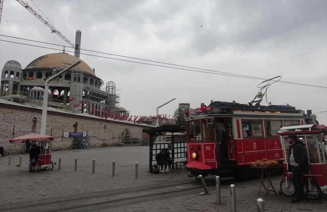 Taksim Camii'nin alemi yerleştirildi