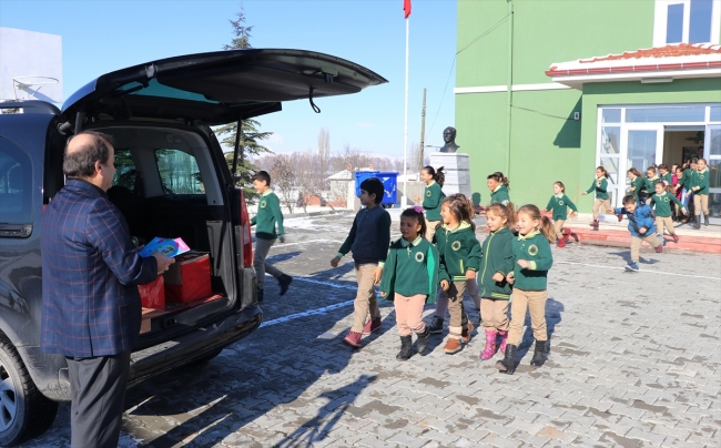 Köy okullarına gidip çocuklara kitap dağıtıyor