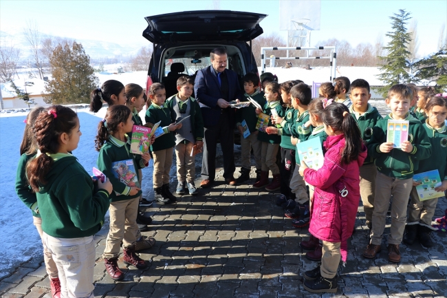 Köy okullarına gidip çocuklara kitap dağıtıyor