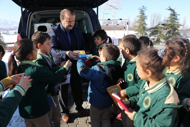 Köy okullarına gidip çocuklara kitap dağıtıyor