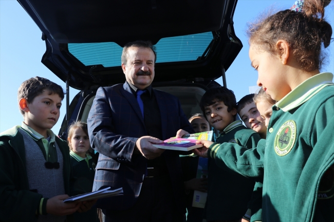 Köy okullarına gidip çocuklara kitap dağıtıyor