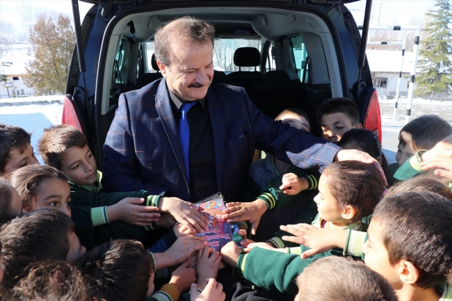 Köy okullarına gidip çocuklara kitap dağıtıyor