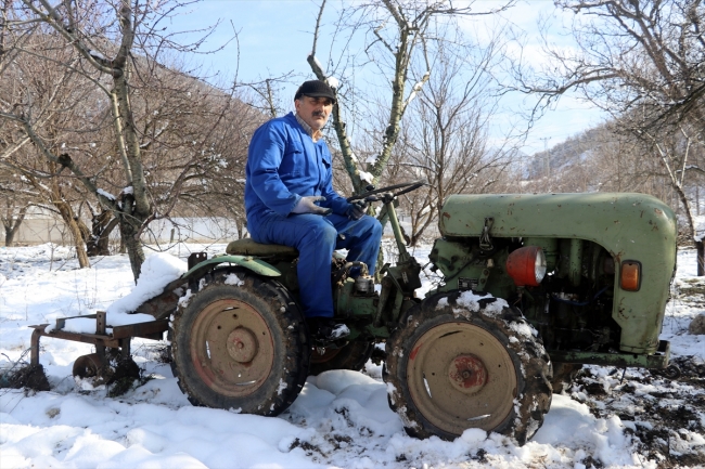 1965 model traktörüne gözü gibi bakıyor