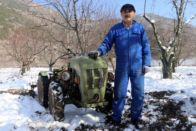 1965 model traktörüne gözü gibi bakıyor