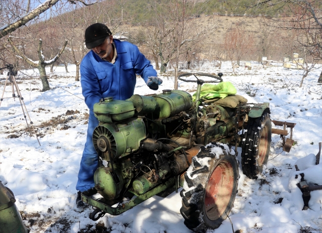 1965 model traktörüne gözü gibi bakıyor