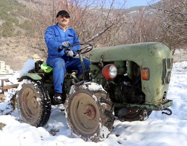 1965 model traktörüne gözü gibi bakıyor