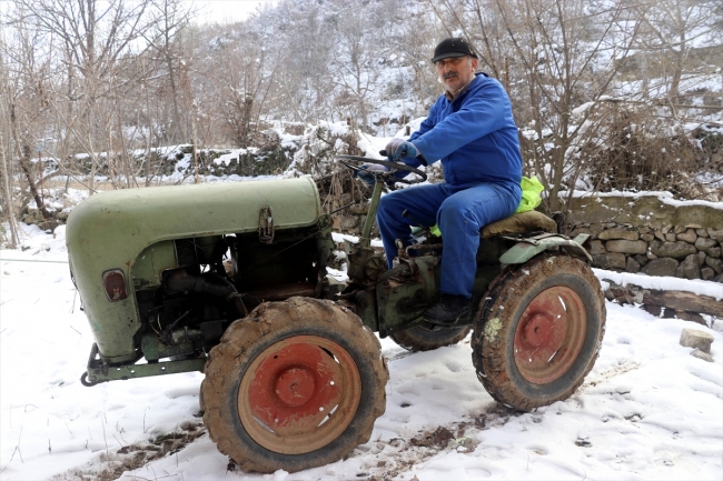 1965 model traktörüne gözü gibi bakıyor
