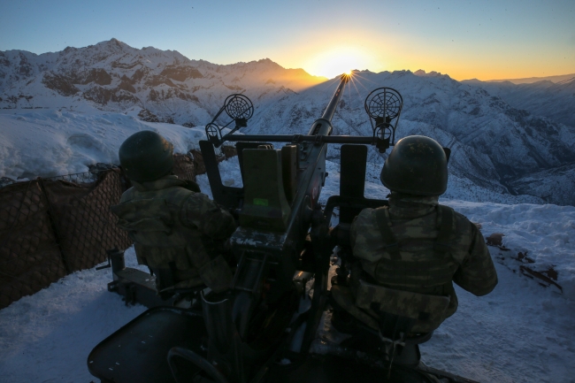 Eksi 30 derecede teröristlere göz açtırmıyorlar