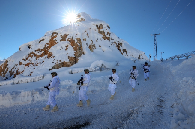 Eksi 30 derecede teröristlere göz açtırmıyorlar