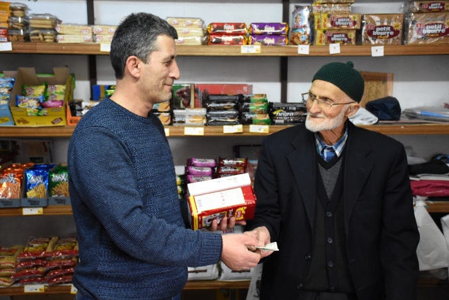 Musa Özdemir 62 yıldır bakkalcılık yapıyor