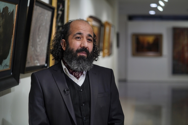 "Sanatçı imam" mesajlarını tuvale yansıtıyor