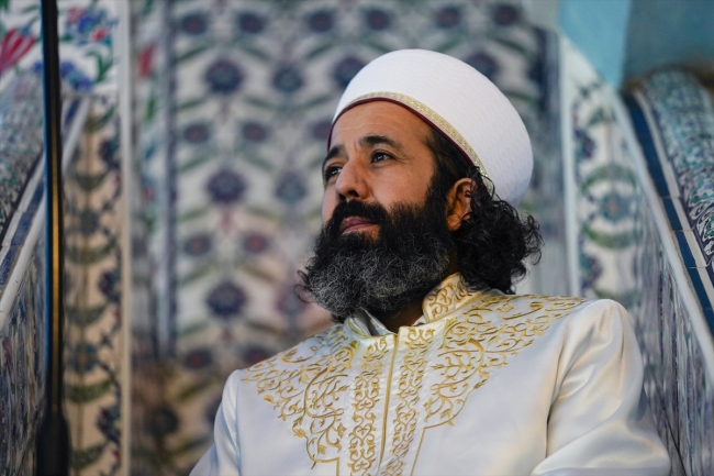 "Sanatçı imam" mesajlarını tuvale yansıtıyor
