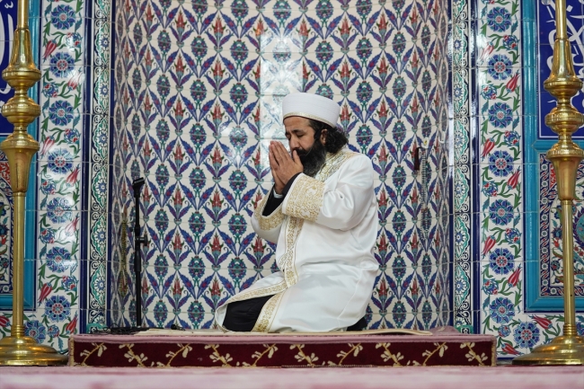 "Sanatçı imam" mesajlarını tuvale yansıtıyor