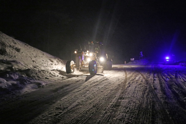 Yollar kapandı, yaklaşık 200 kişi kayak merkezinde mahsur kaldı